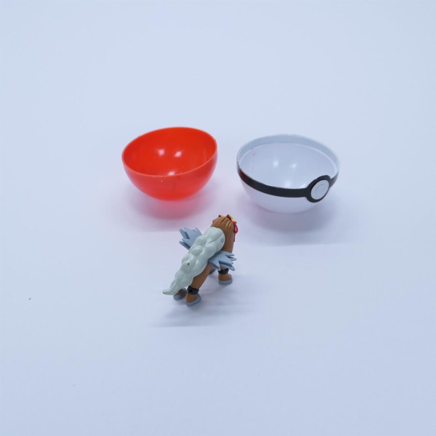 Pokémon Mini Figur + Pokéball ENTEI 2010 Rare / guter Zustand