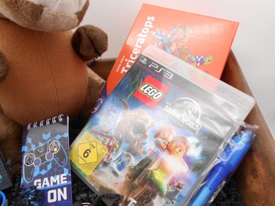 PRÄSENTKORB "Jurassic World" PS3 Spiel Dinosaurier Plüsch &mehr Geschenkidee