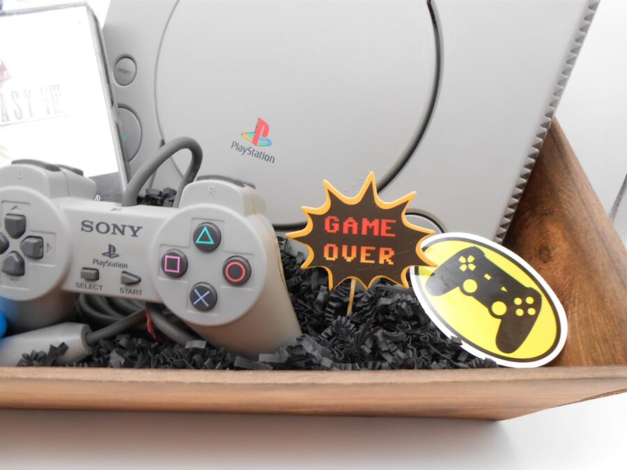 PRÄSENTKORB "Playstation 1" Sony PS1 Konsole +Final Fantasy VIII Geschenkidee