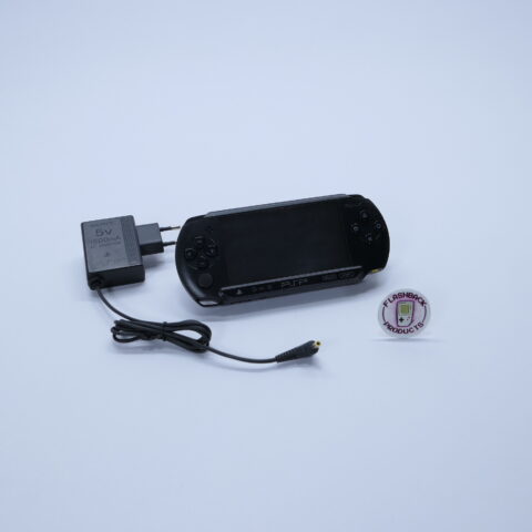 SONY PSP PLAYSTATON PORTABLE E1004 Spielekonsole + Ladekabel Zustand Gut